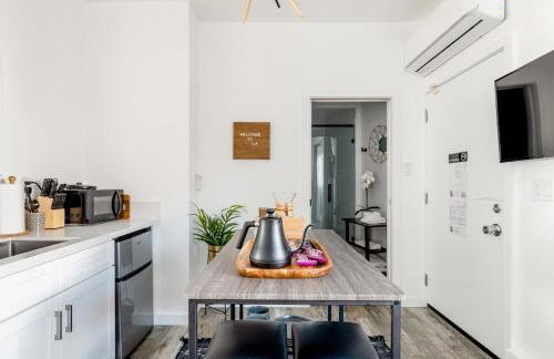 Sleek Luxury Studio with Patio LAX & Beach Access - Foto 5