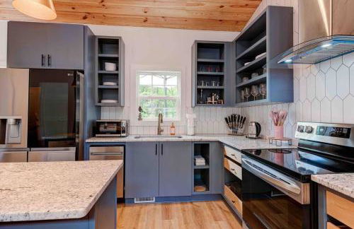 Luxury Modern Cabin with Hot Tub - Foto 24