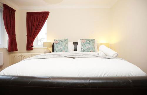 Is Y Coed Place By N And N Stays Ltd, Spacious 5 bed house in Wenvoe Cardiff, With Free Private Parking, Garden and WIFI - Photo 32