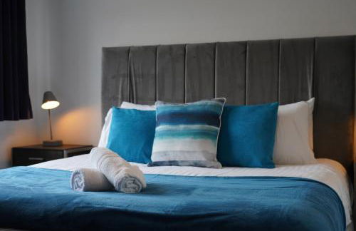 Rare find - new build 3 bedroom house near Cheshire Oaks - Photo 4