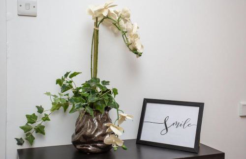 Modern 2BR Pad - 4 Min to Station, Fast WiFi and Smart TVs! - Foto 14