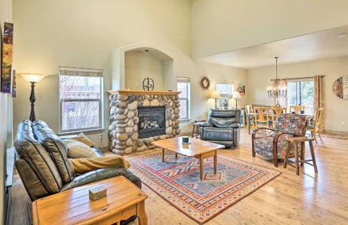 Family-Friendly Bend Home with Hot Tub and Yard! - Foto 1