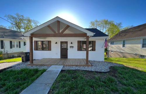 Modern Europe-Inspired Bungalow - Whole House with Workspace - Foto 13