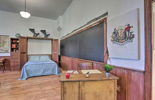 Renovated WV Schoolhouse History Buffs Heaven! - Foto 17