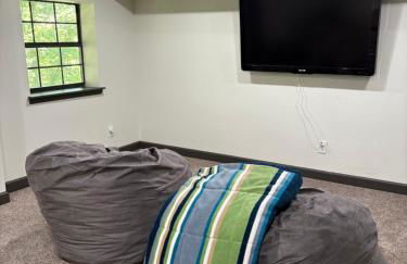 Modern Mountainside Cabin - Photo 19