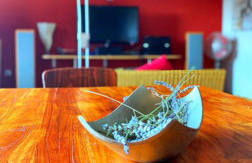 Modern Red & Blue Apartment - Photo 5