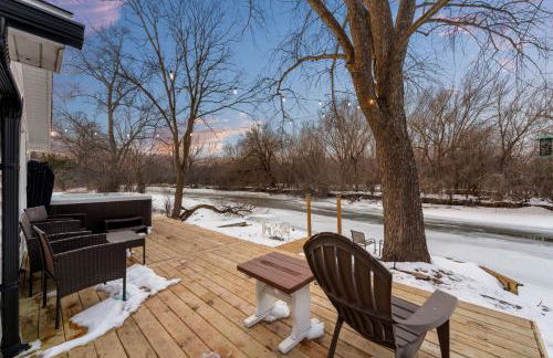 Cozy 3BR Cabin With Hot Tub on Nippersink Creek - Photo 67