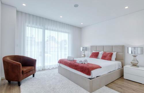 Vita Portucale ! Chic Luxe Villa with Saltwater Pool - Foto 3