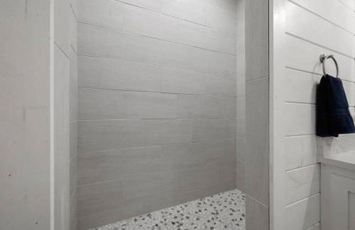 Diamond Cabin w/ jet shower & secluded back deck! - Foto 25