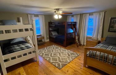 3,000 Sq Ft Historic Colonial Minutes from Okemo with Direct VAST Trail Access - Foto 14