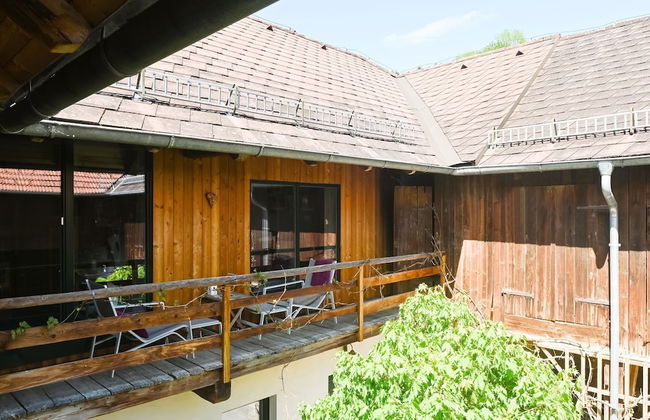 Loft-like Apartment With Swimming Pond - Photo 11