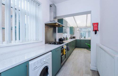 The Lyme Lounge - Contemporary & Stylish 3BR Home - Sleeps 7 with Parking & Wi-Fi - Perfect For Business or Work Stays - By Parydise Properties - Foto 26