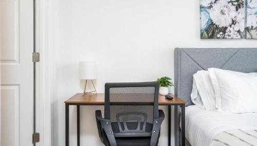 Stylish & Chic 2BR Townhome | Close 2 Bch. - Foto 3