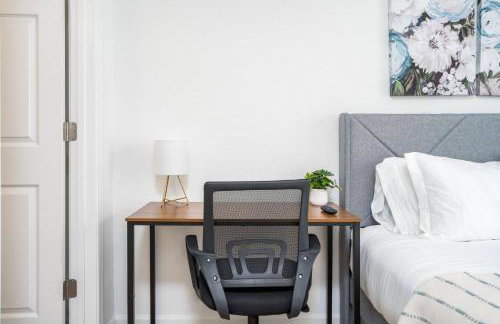 Stylish & Chic 2BR Townhome | Close 2 Bch. - Foto 3