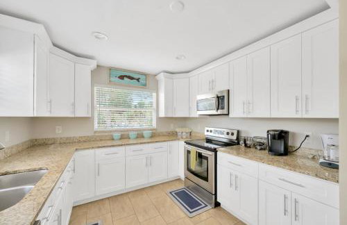 Home ON Key with pool, hot tub, putting green, arcade games, bike & mins to beach! - Foto 7