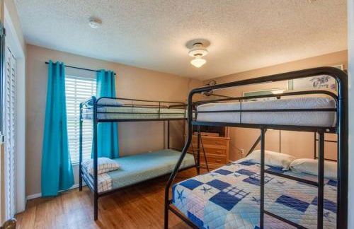 Large pool home and blocks away from the beach - Foto 24