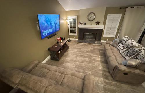 Riverside Views & Pool Retreat - Foto 23