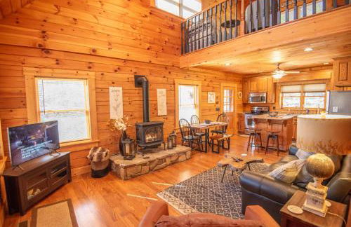 West Jefferson Cabin- Hot Tub, Fireplace, Sleeps 7 - Foto 4