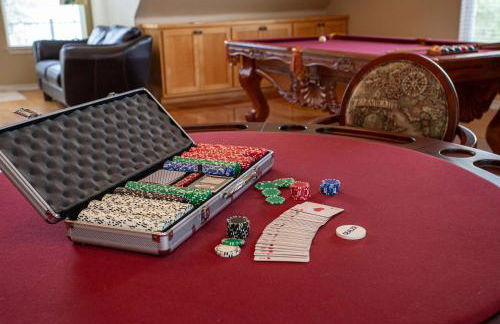 Lakefront 6BR Retreat w Dock & Game Room - Foto 41