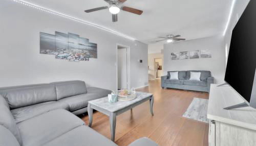 Family & Pet Friendly Getaway with Porch Fire Pit & Yard - Foto 2