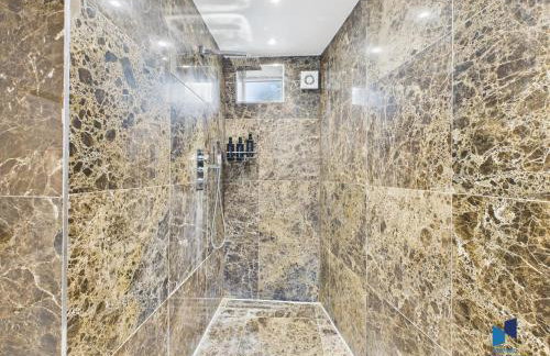 Modern 4BR House, Spacious, Garden, Free Parking - Foto 13