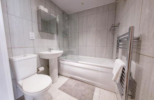 Modern City Apartment for 5 - Near Train Station - Foto 8