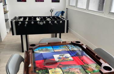 4bdrm Waterfront salt water Pool home with Outdoor theater Game Rm Make up vanities in every room Perfect for Game days and concerts trips to Miami Hard rock stadium and hotel 15 mins away - Foto 7