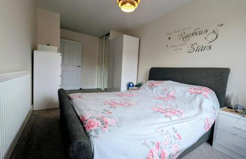 Modern 2 bedroom Flat with Parking Balcony and WiFi - Foto 6