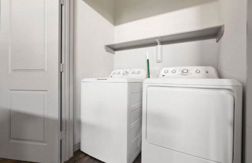 Modern Austin 2BR 2B Unit with Pool, Parking & WiFi - Photo 22