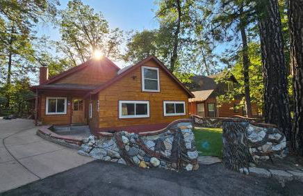 Knotty Pine Cabin with Artisan Stone Patio - Walk to Bass Lake - Foto 2