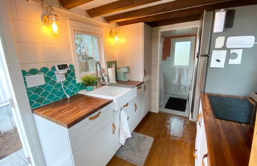 Lofted Bedroom Teal Tiny Home with Creek Views - Foto 12