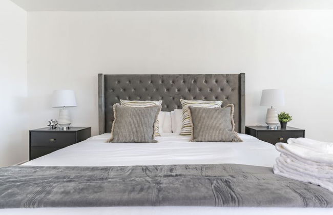 Charming Spacious Home - Modern Comforts, Prime Location - Photo 16