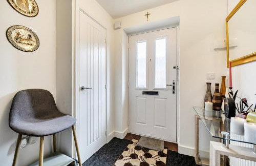 Bright 4 Bedroom Home in Walsall, Free Parking and for EVs - Foto 46