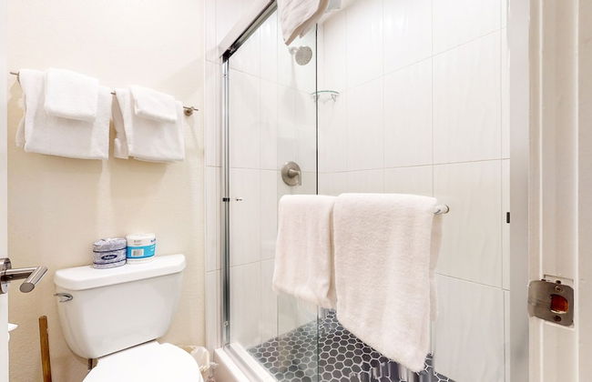 Mid Century Modern Cabin - Walk to Village! - Foto 24