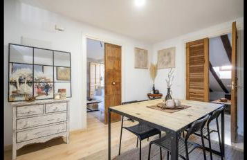 Apartment in monumental square Madrid Center - Photo 24