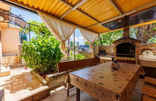 House Papinka with Private Pool & Garden - Happy Rentals - Photo 6