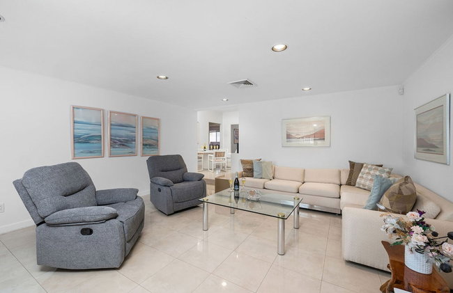 3BR 3BA Pool Downtown Short Walk to Beach - Foto 14