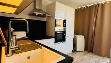 Cosy T2 climatisé sur le port à 5min de la mer parking privé linge de bain et de lit fournis - Foto 3, stove