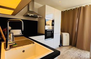 Cosy T2 climatisé sur le port à 5min de la mer parking privé linge de bain et de lit fournis - Foto 3