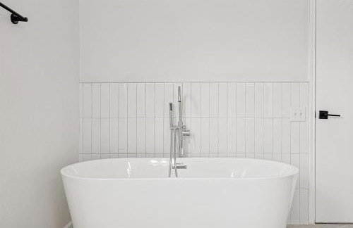 5BR w Backyard Paradise Pool Cinema Games - Foto 30