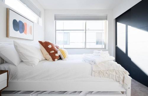 Walk to Restaurants from a Designer Cap Hill Home - Foto 14