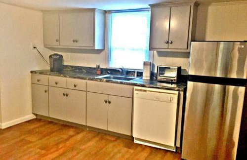 Walk to Hospital, Heart of Cville, Fenced backyard - Foto 5