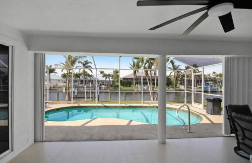 Chic & modern canal-front retreat with private pool - Azure Tides - Photo 15