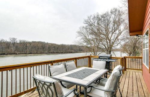 Riverfront Cabin Near Dtwn Pella with Game Room! - Foto 1