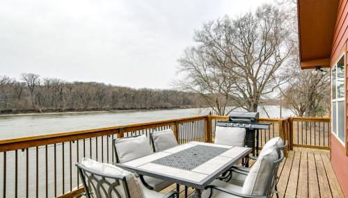 Riverfront Cabin Near Dtwn Pella with Game Room! - Foto 1