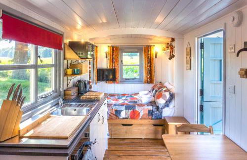 The Hideaway Hut - 1 Bed Shepherds Hut - Hereford - Photo 37