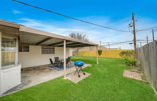 Covered Back Patio Covered Parking Game Room WIFI Smart TV's every room Washer & Dryer - Foto 3