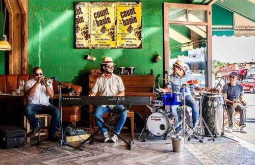 Escape GameRoom, BAR, BBQ, Spacious,KING Bed, All Luxury mattresses, Near Beach, 6 blocks away from Bars, Nite Clubs, Res, Shops - Photo 43