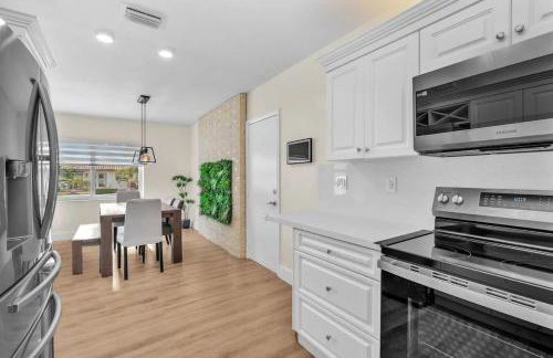 Tropical Park Oasis Peaceful Miami Family Home - Photo 14