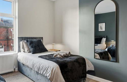 Modern 5 Bed 2 Bath House w Free Parking - Photo 12